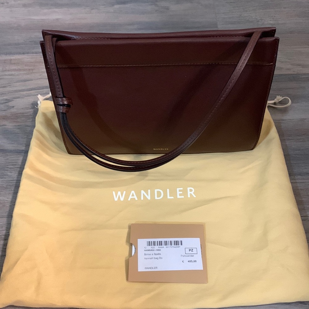 Reddish brown color; Minimal design; Super versatile; Easy magnetic closure
